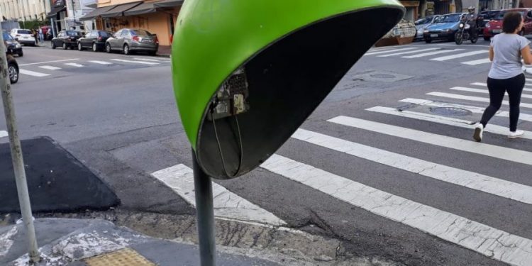 ‘Orelhões’ do Tatuapé são usados para anúncio de sexo