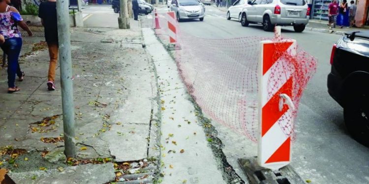 Rua Antônio de Barros, no Tatuapé, tem obras em sarjetões