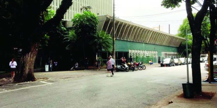 Dogueiros são retirados da Rua Síria, em frente ao Hospital do Tatuapé