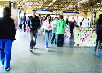 Ambulantes nas estações Corinthians-Itaquera e Tatuapé ainda são uma constante