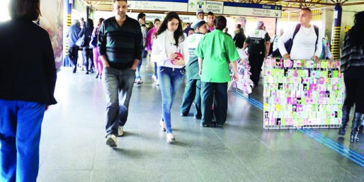 Ambulantes nas estações Corinthians-Itaquera e Tatuapé ainda são uma constante