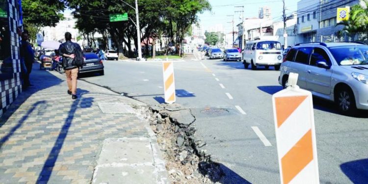 Prefeitura anuncia ‘Asfalto Novo’, na Rua Antônio de Barros, mas reforma sarjetas