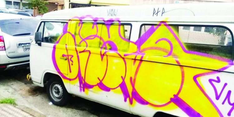 Carros abandonados no Tatuapé geram insegurança e risco de doenças como a dengue