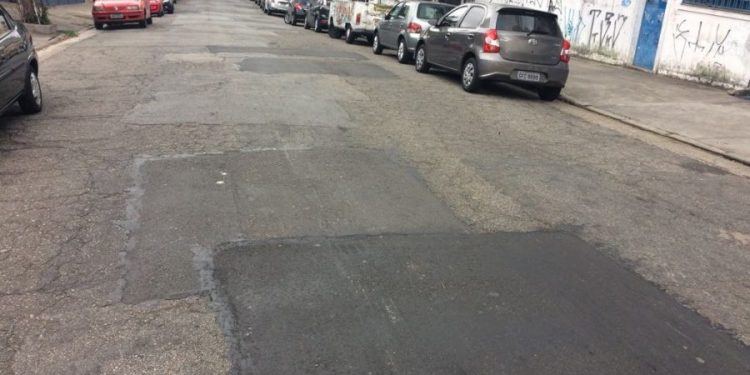 Parte da Rua Euclides Pacheco, no Tatuapé, foi esquecida pelo recapeamento