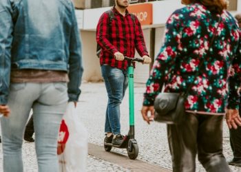 Usuários de patinetes elétricos ainda se arriscam na contramão e sem capacete no Tatuapé