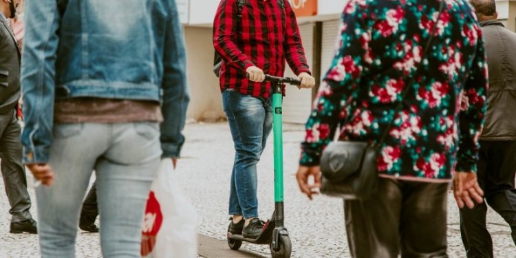 Usuários de patinetes elétricos ainda se arriscam na contramão e sem capacete no Tatuapé