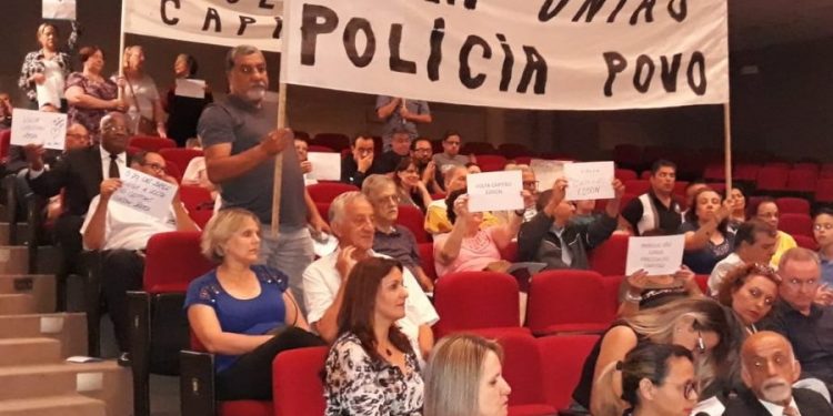 Moradores do Parque São Jorge protestam por afastamento de capitão da 2ª Cia. da PM