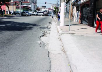 Empresa efetua obras na Rua Antonio de Barros, no Tatuapé, mas ainda deixa problemas