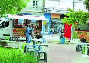 ‘Dogueiros’ continuam abusando da quantidade de mesas no meio da Praça Silvio Romero