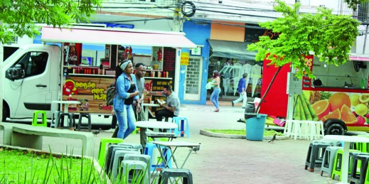 ‘Dogueiros’ continuam abusando da quantidade de mesas no meio da Praça Silvio Romero