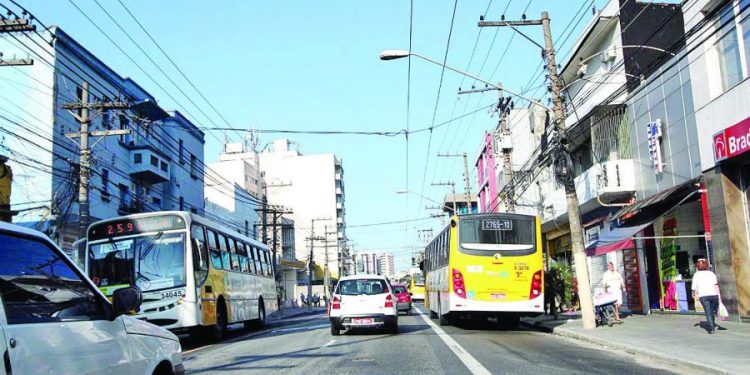Moradores reclamam de descaso na Avenida Celso Garcia, entre o Brás e o Belenzinho