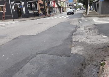 Serviço de tapa-buraco ainda apresenta falhas na Rua Cesário Galeno, Tatuapé