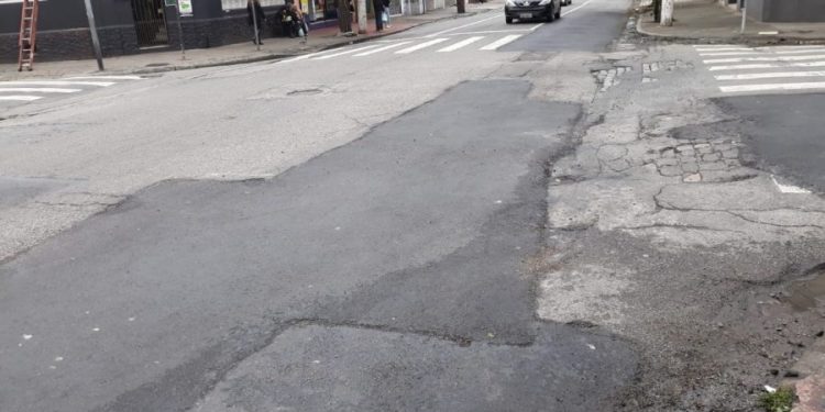 Serviço de tapa-buraco ainda apresenta falhas na Rua Cesário Galeno, Tatuapé