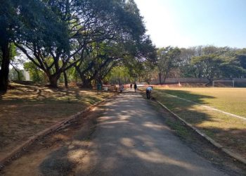 Área para caminhada e campos de futebol resistem ao lado do Metrô Carrão