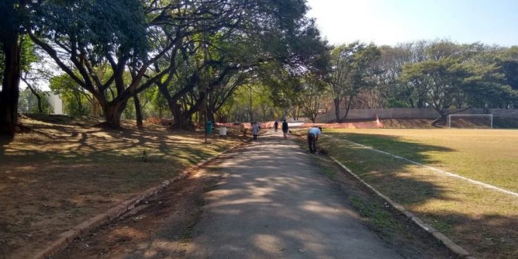 Área para caminhada e campos de futebol resistem ao lado do Metrô Carrão