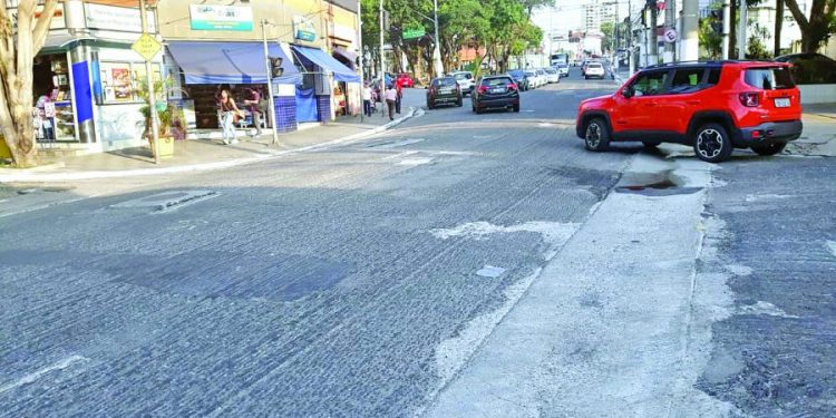 Rua Antonio de Barros, no Tatuapé, começa a ser recapeada