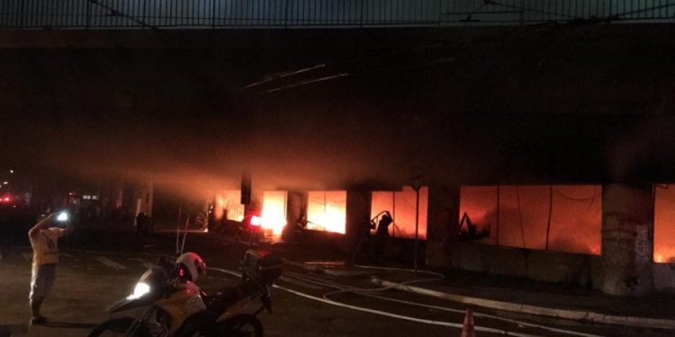 Incêndio sob o Viaduto Alcântara Machado liga sinal de alerta para caos estrutural
