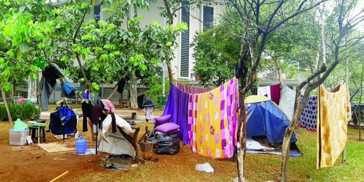 A condição dos sem-teto na Praça Silvio Romero está cada vez mais delicada