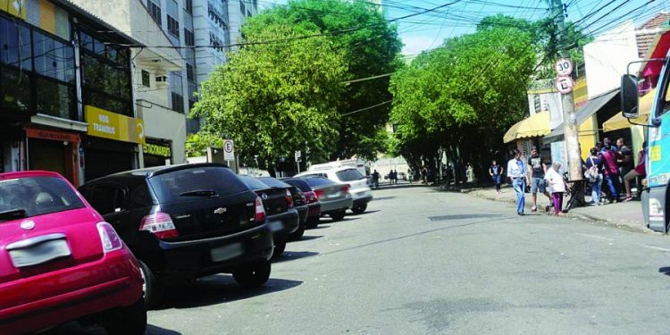 Mudança de mão de direção na Rua Cesário Galeno não vingou e ainda há problemas