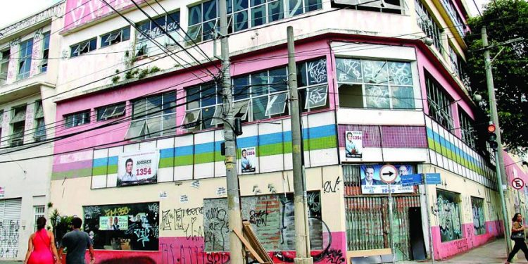 Símbolo de potência comercial, ex-Shopping Chic, no Tatuapé, está vazio