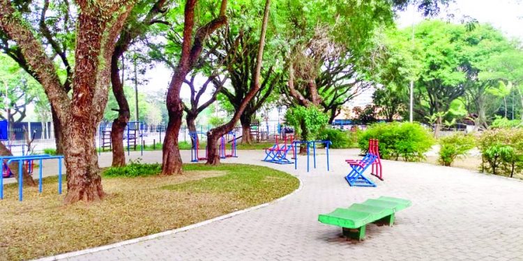 Estão proibidos os usos de patins, bikes e skates no Parque Municipal do Tatuapé