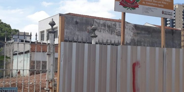 Trabalho de demolição em antigo prédio do Hospital de Vila Carrão vai até janeiro de 2020