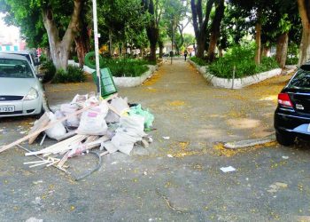 Praça José Giudice é usada como depósito de lixo e entulho por vândalos