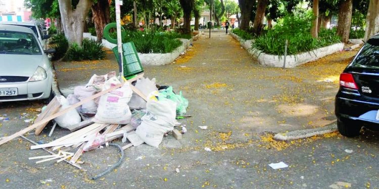 Praça José Giudice é usada como depósito de lixo e entulho por vândalos