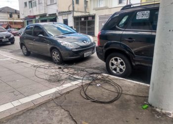 É inexplicável o que acontece com a fiação nos postes do Tatuapé