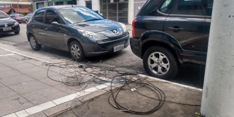 É inexplicável o que acontece com a fiação nos postes do Tatuapé