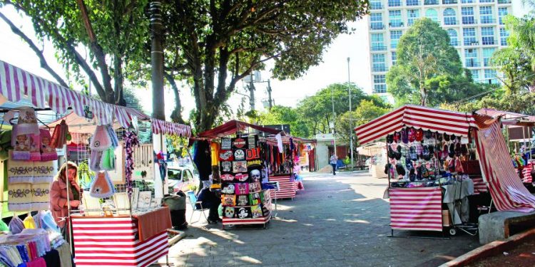 Feira de artesanato vai embora da Praça Silvio Romero