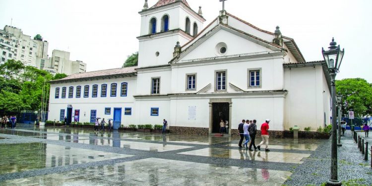 Visitar o Pateo do Collegio, no centro, é entrar na história de SP
