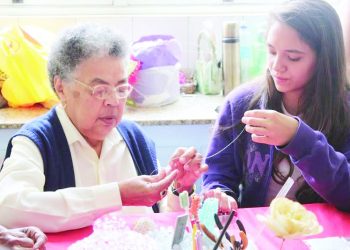 Idosos têm espaço para várias atividades de arte e cultura em São Miguel