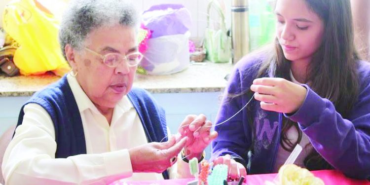 Idosos têm espaço para várias atividades de arte e cultura em São Miguel