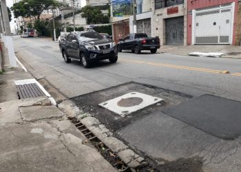 Buraco na Rua Cantagalo foi feito pela Sabesp, mas quem consertará agora?