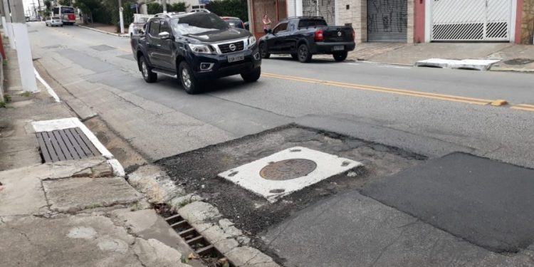 Buraco na Rua Cantagalo foi feito pela Sabesp, mas quem consertará agora?