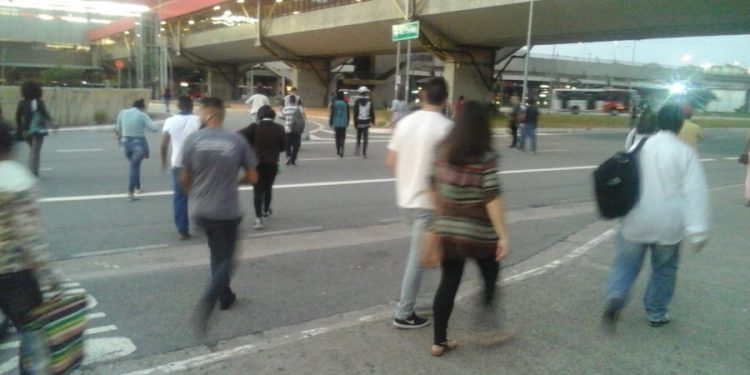 CET ‘abandona’ pedestres que se arriscam na Radial Leste, em Itaquera