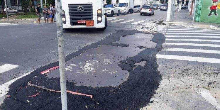 Prefeitura estragou recapeamento que já estava pronto em rua do Tatuapé