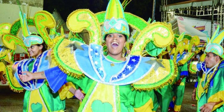 Desfiles dos blocos de fantasias na Vila Esperança abrem o carnaval da cidade de SP