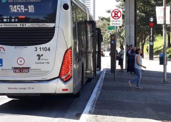 Passageiros ficam ao relento à espera de obras do Metrô, na Vila Matilde