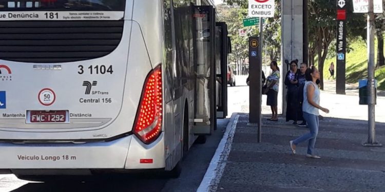Passageiros ficam ao relento à espera de obras do Metrô, na Vila Matilde