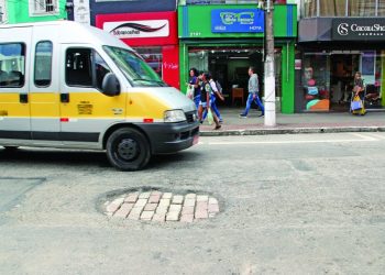 Para moradores, recapeamento da Rua Tuiuti seria melhor do que tapa-buraco