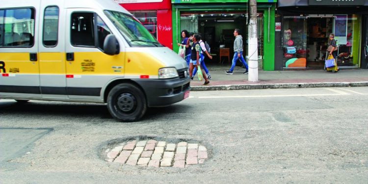 Para moradores, recapeamento da Rua Tuiuti seria melhor do que tapa-buraco