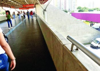 Ladrões furtam lojas, corrimãos e celulares de passageiros em estações do Metrô