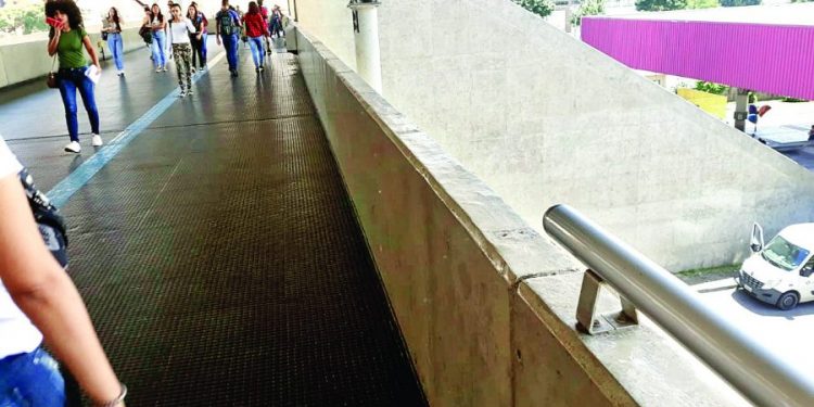 Ladrões furtam lojas, corrimãos e celulares de passageiros em estações do Metrô