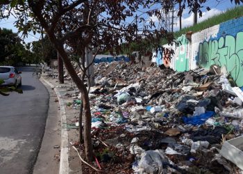 Entulho continua em calçada e área da Rua Melo Peixoto, no Parque São Jorge