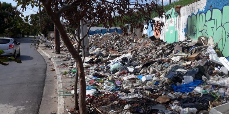 Entulho continua em calçada e área da Rua Melo Peixoto, no Parque São Jorge