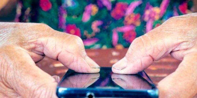 A importância de proteger os idosos no mundo on-line