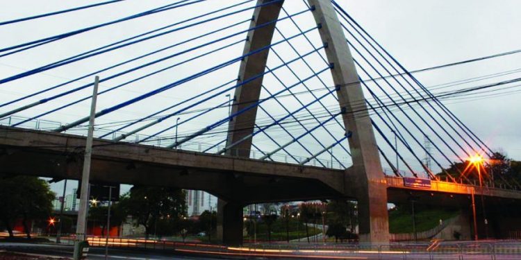E a iluminação cênica do viaduto estaiado do Complexo Padre Adelino?