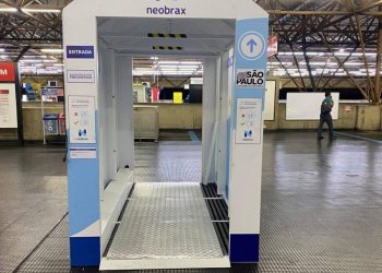 Estação Tatuapé do Metrô e da CPTM tem cabine de higienização contra o coronavírus
